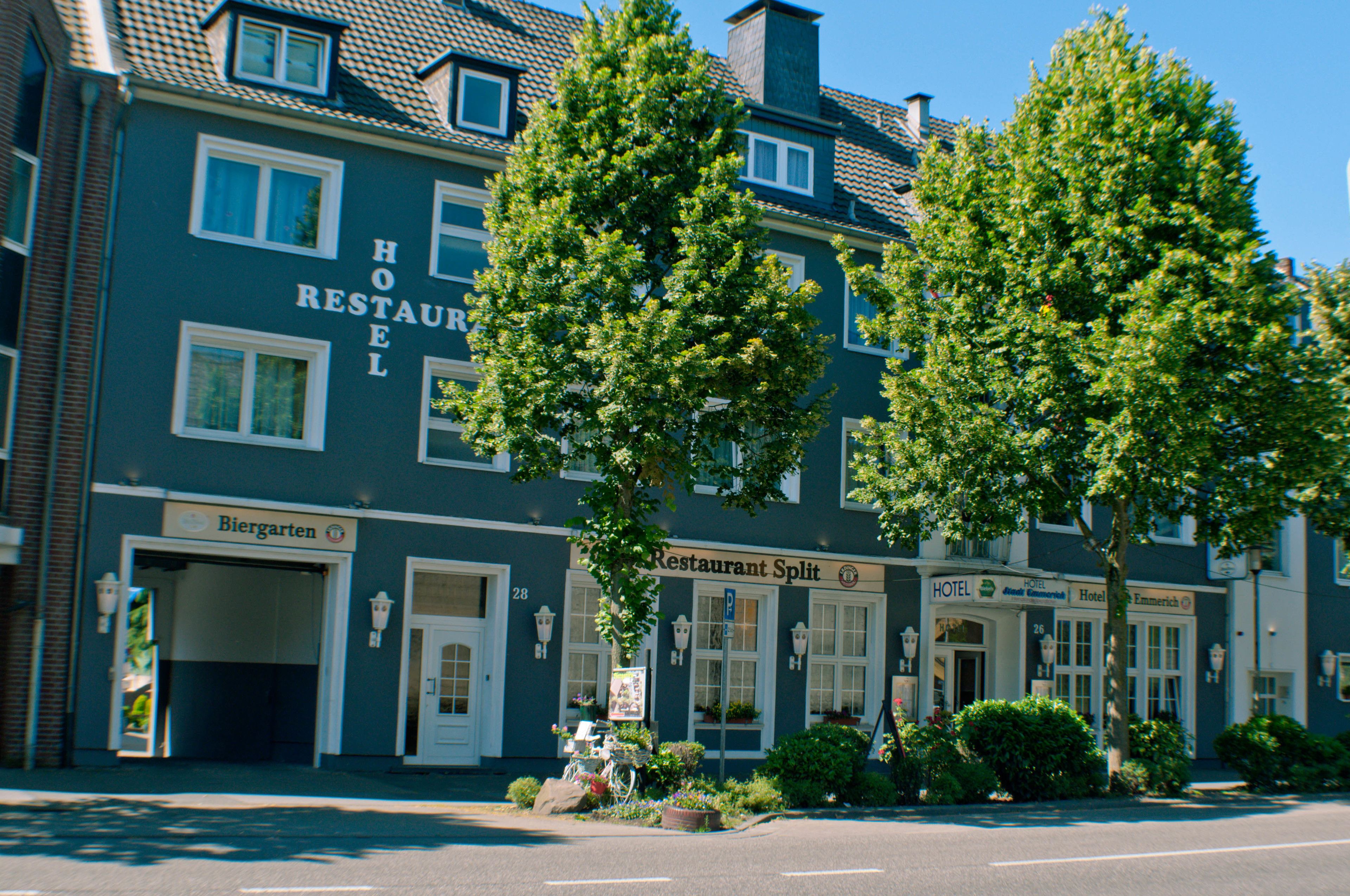 A hotel with a restaurant named "Restaurant Split" and "Biergarten" on the ground floor.