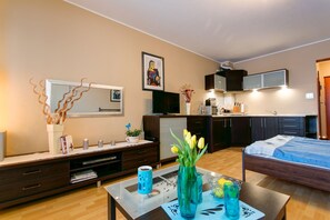 Apartemen, balkon (02) | Area keluarga | TV layar datar