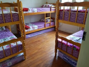 Gemeinsamer Schlafsaal, Nur Frauen