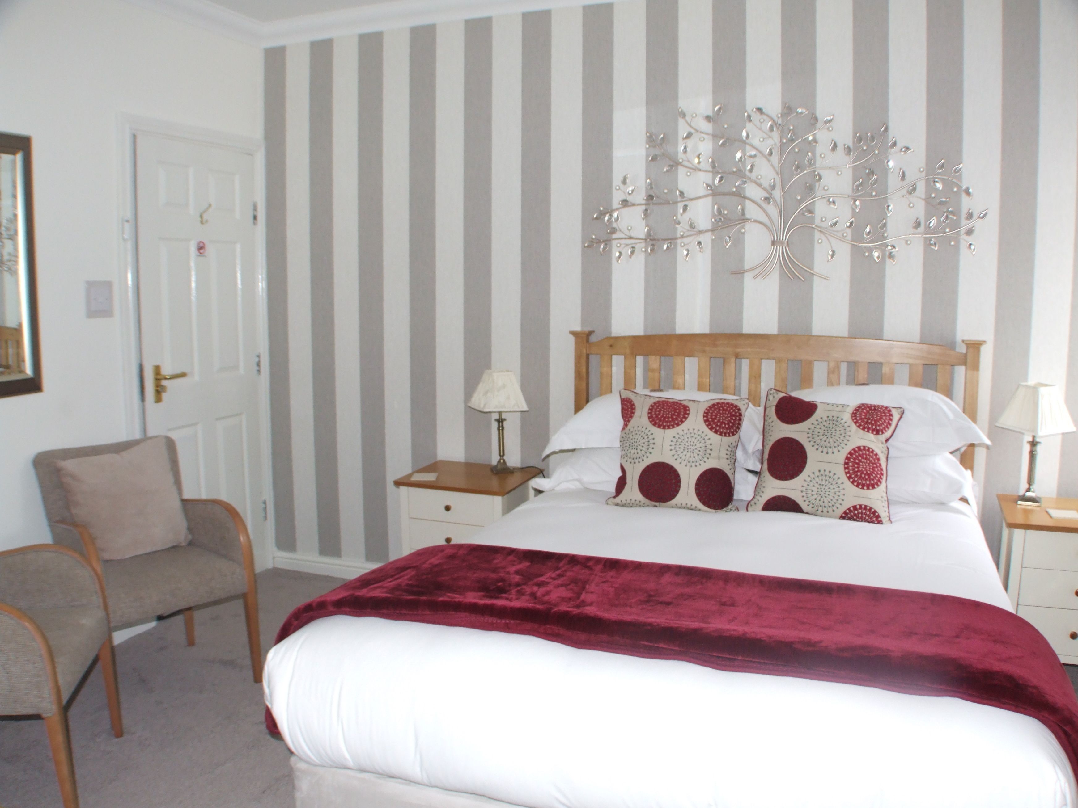 Tides Reach Guest House, Swansea Info, Photos, Reviews Book at