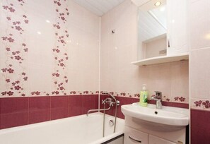 Apartment, 1 Bedroom | Bathroom | Combined shower/bathtub, free toiletries, hair dryer, slippers