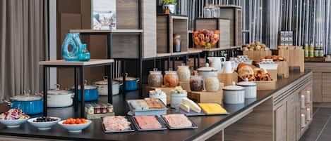 Petit déjeuner continental (25 EUR par personne)