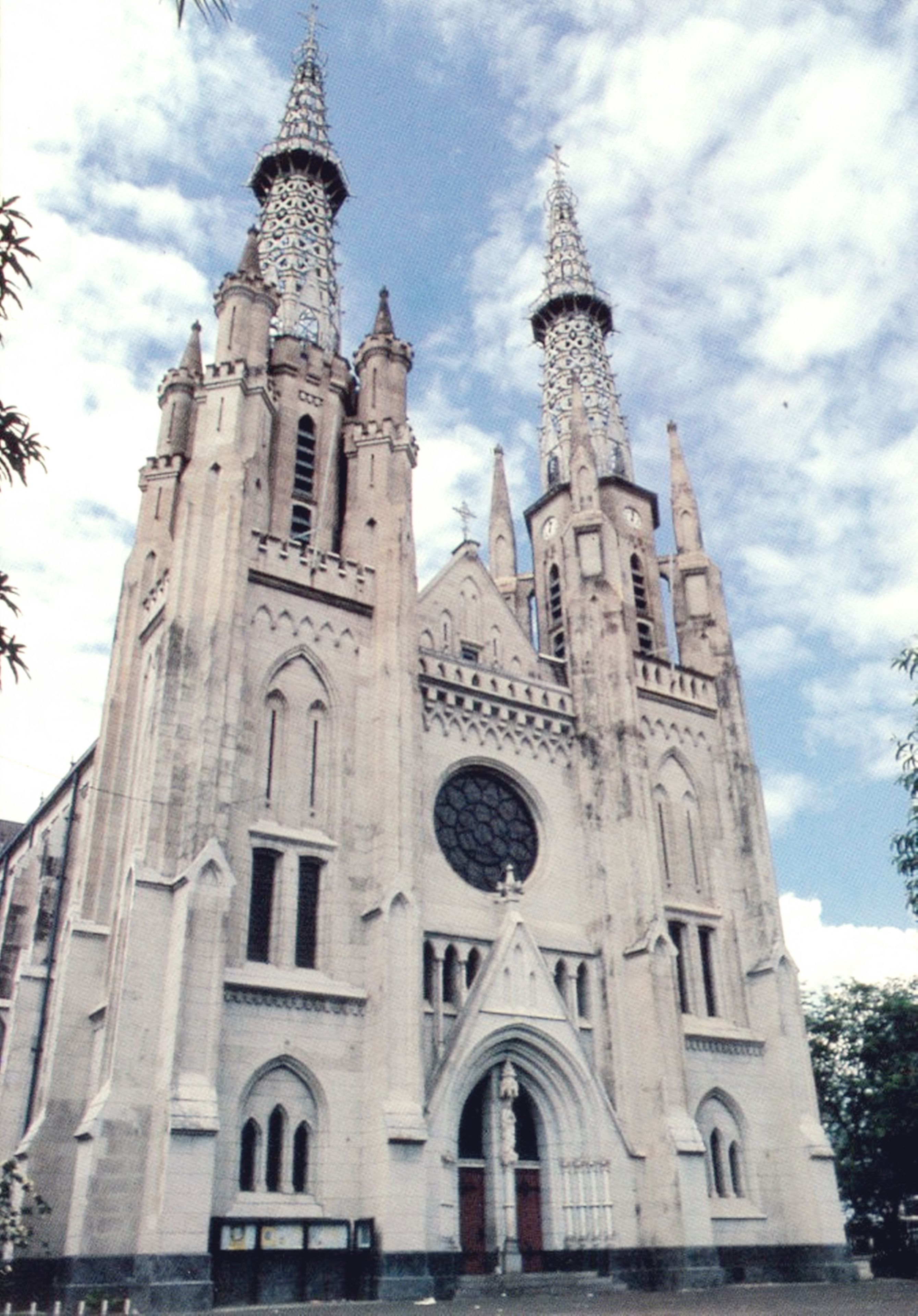 Una gran catedral con dos altas torres, un rosetón central amplio y una fachada detallada.