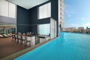 2 hồ bơi ngoài trời, mở cửa từ 6:00 đến 19:00, ghế dài tắm nắng 