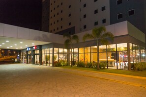 Front of property - evening/night - Ibis Lorena - Circuito da Fé (Lorena)