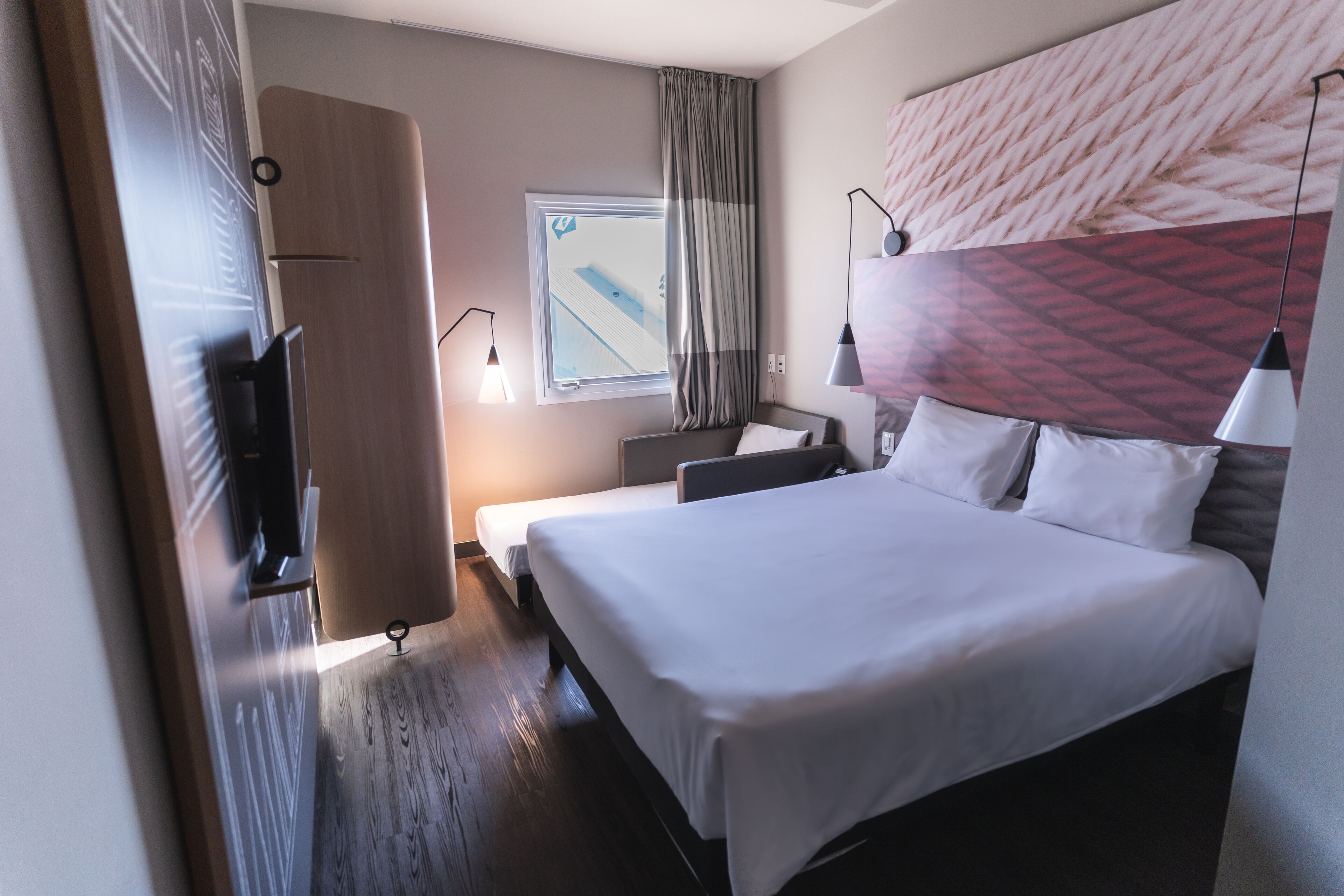 Apartamento, várias camas | Frigobar, escrivaninha, quartos à prova de som, berços grátis