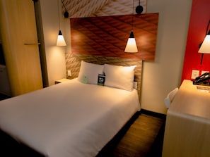 Frigobar, escrivaninha, quartos à prova de som, berços grátis