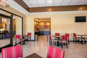 بوفيه فطور مجانًا يوميًا