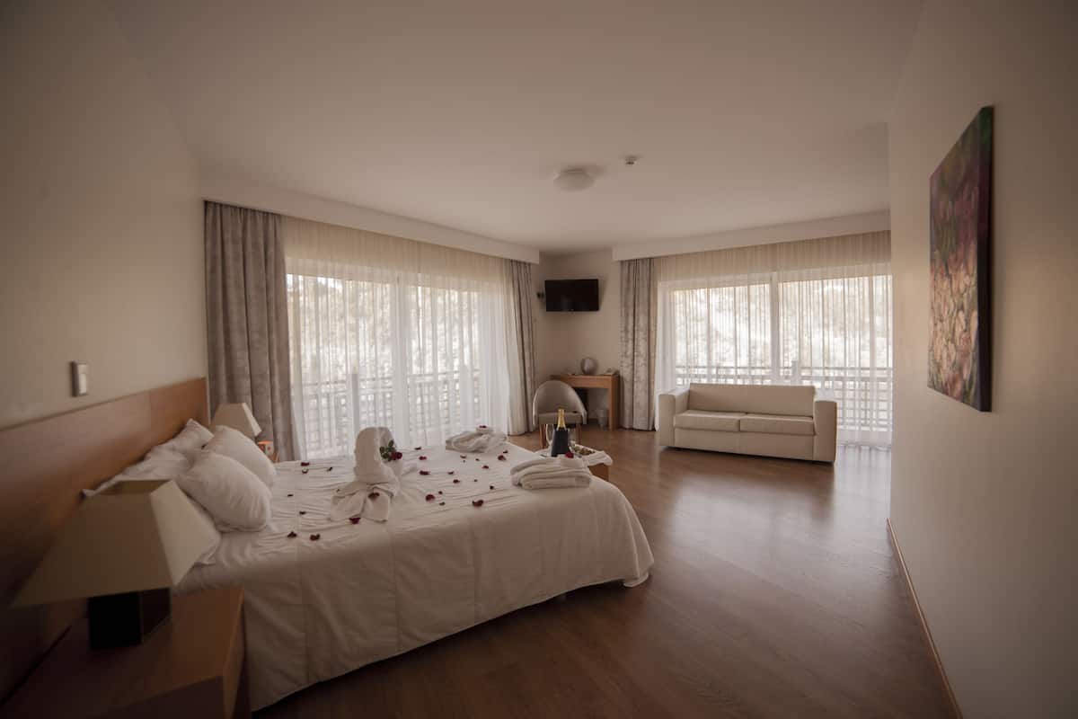 Panoramic Suite, River View | Bar mini, meja, kalis bunyi, katil lipat simpan/tambahan