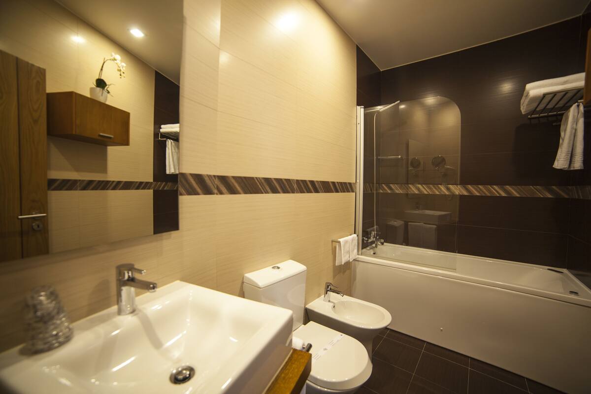 family room, river view | bathroom | shower, free toiletries, hair dryer, towels