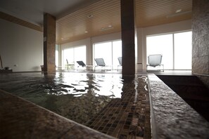 Indoor spa tub