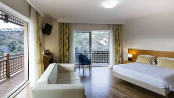 Habitación familiar, vista al río | Minibar, escritorio, insonorización y camas extra