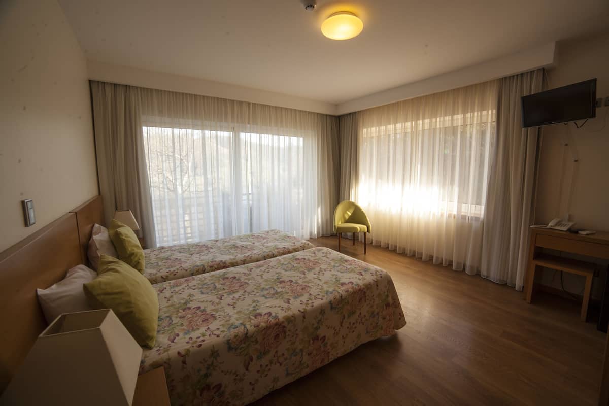 Frigobar, escrivaninha, quartos à prova de som