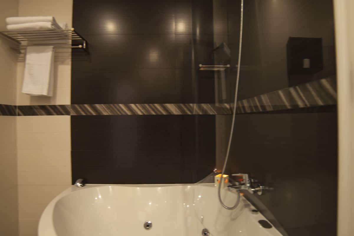 panoramic suite, river view | jetted bathtub