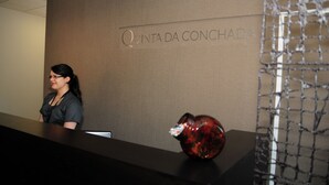 A reception desk with a sign reading "Quinta da Conchada" and a decorative glass vase on the counter. - Hotel Rural Quinta da Conchada (Penacova)