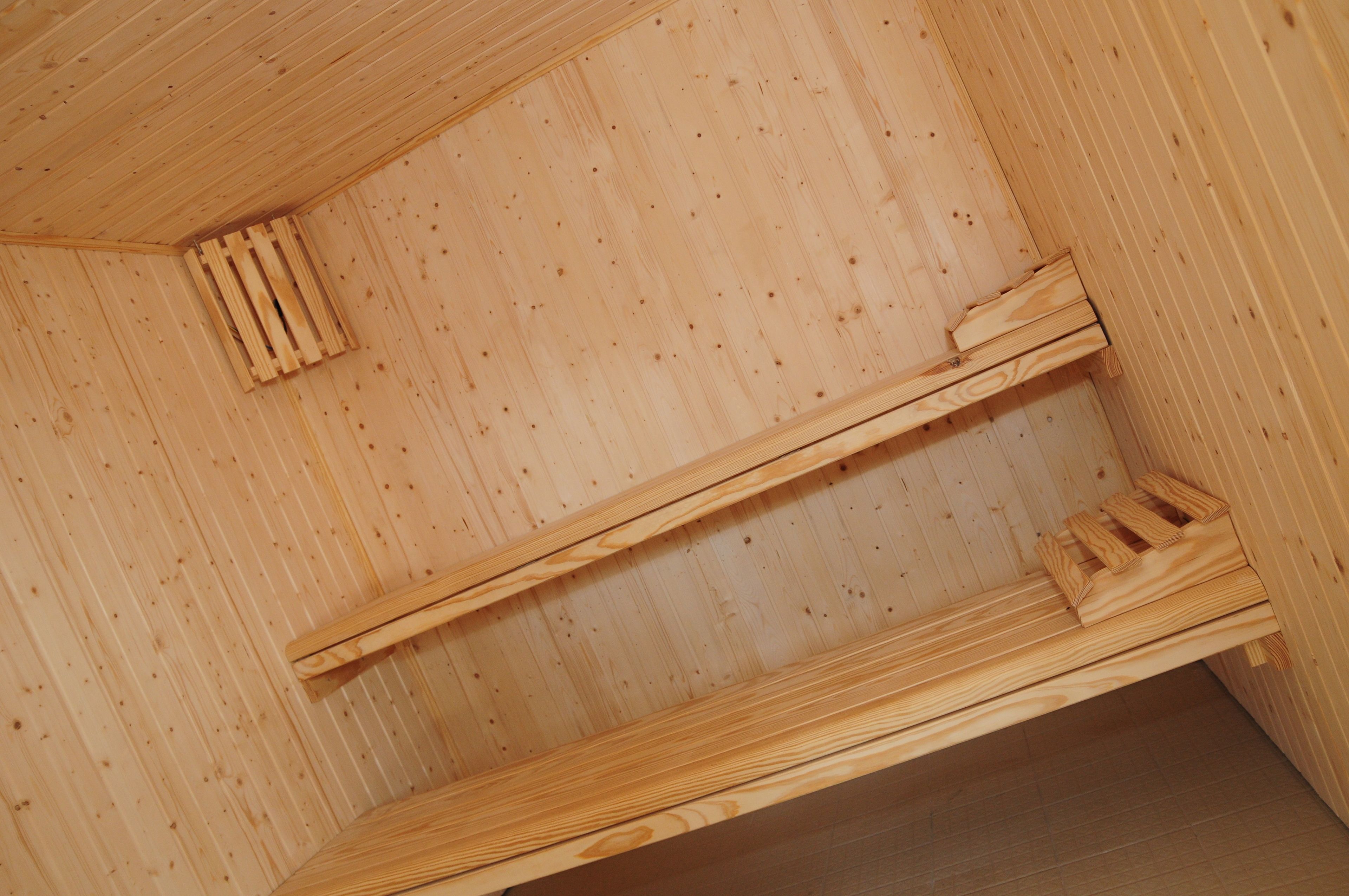 Un intérieur en bois avec des étagères à lattes et un banc d’angle.
