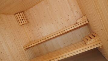 Un intérieur en bois avec des étagères à lattes et un banc d’angle.