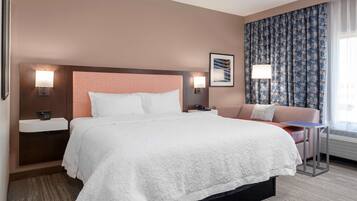 Een strijkplank/strijkijzer, gratis babybedden, gratis wifi, beddengoed