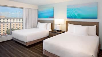 Suite, 1 habitación, cocina (2 Queen Beds with Sofa Bed, Specialty) | Caja de seguridad en la habitación y espacio para trabajar con laptop