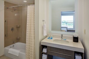 Designer toiletartikelen, een haardroger, handdoeken, zeep