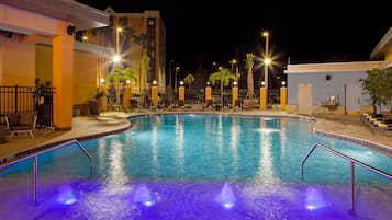 Ulkouima-allas avoinna 10.00–22.00, aurinkotuoleja