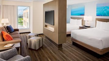 Caja de seguridad en la habitación y espacio para trabajar con laptop