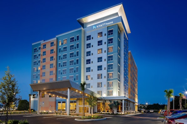Front of property – evening/night - Hyatt House across from Universal Orlando Resort (Orlando)
