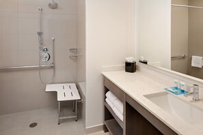 Suite, Meerdere bedden, toegankelijk voor mindervaliden (with shower) | Een kluis op de kamer, een laptopwerkplek, verduisterende gordijnen