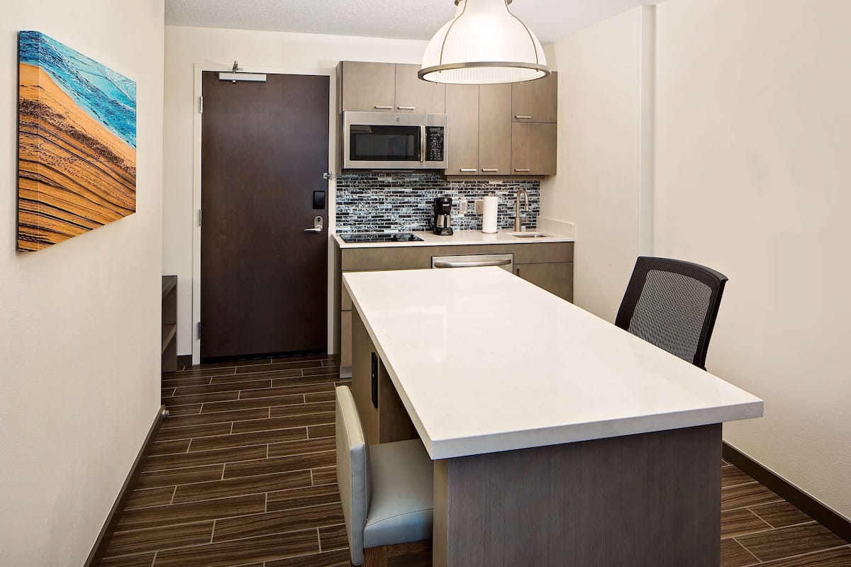 Suite monolocale, cucina (2 Queen Beds with Sofa Bed) | Una cassaforte in camera, postazione laptop, tende oscuranti