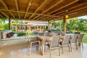 Khu ẩm thực ngoài trời