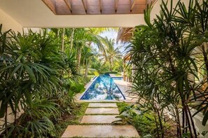 Outdoor pool, pool umbrellas, pool loungers - Agape Villa by Unlimited Luxury Villas (La Romana)
