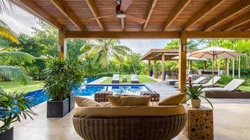 Udendørs pool, parasoller, liggestole