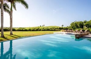 Outdoor pool, sun loungers - Oasis Casa Condo (La Romana)