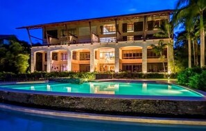 Outdoor pool, pool loungers - Oasis Casa Condo (La Romana)