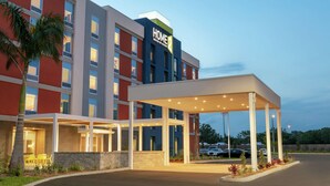 Un hotel de varios pisos con un llamativo letrero