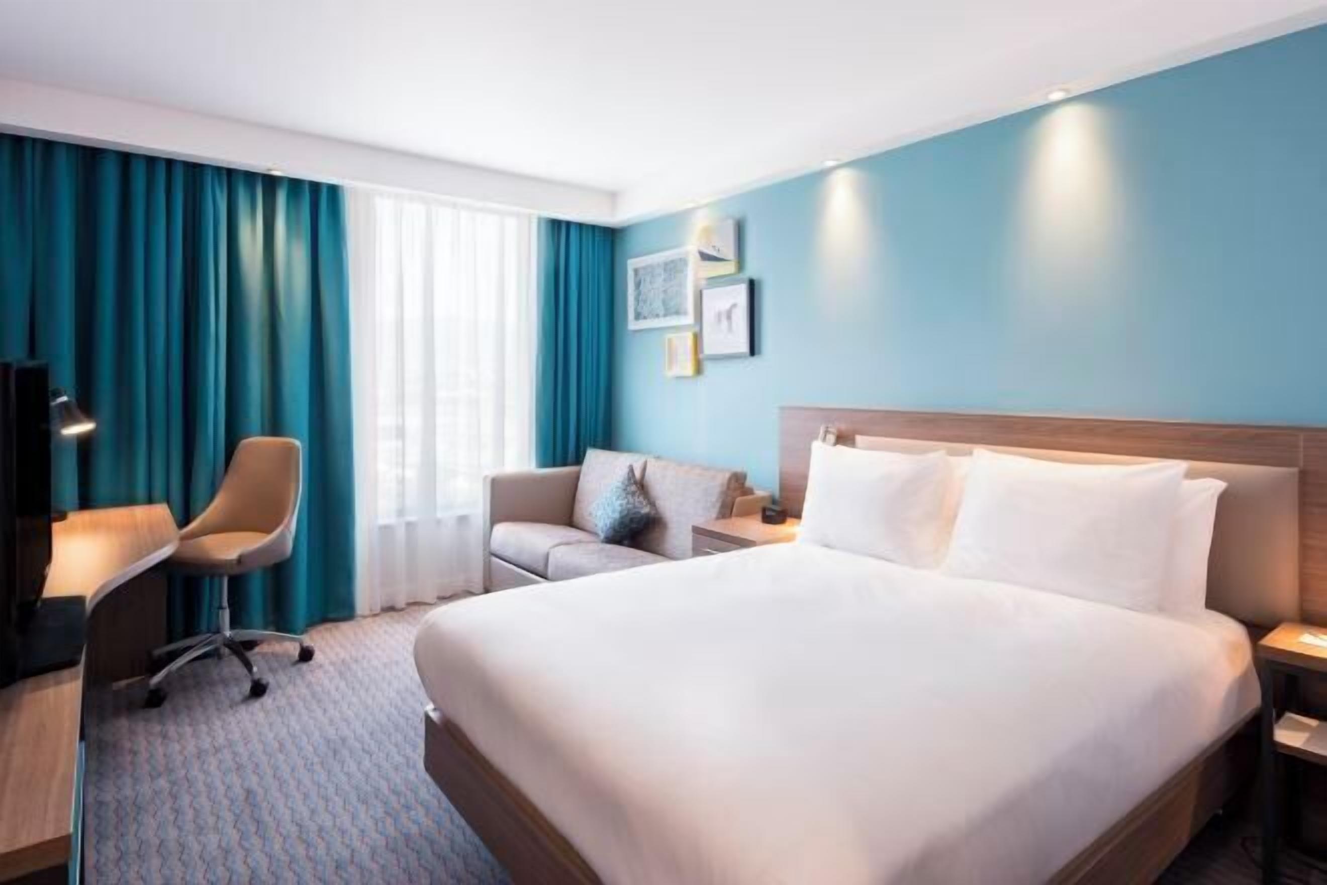 Caja de seguridad en la habitación y escritorio 