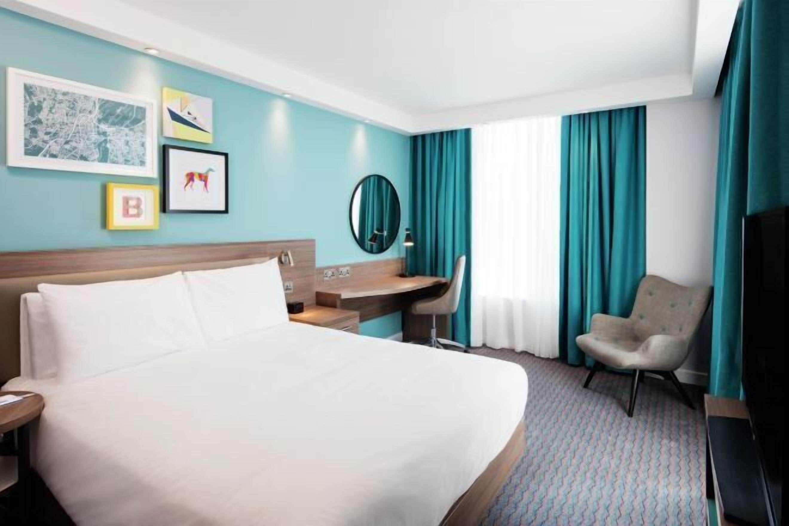 Caja de seguridad en la habitación y escritorio 