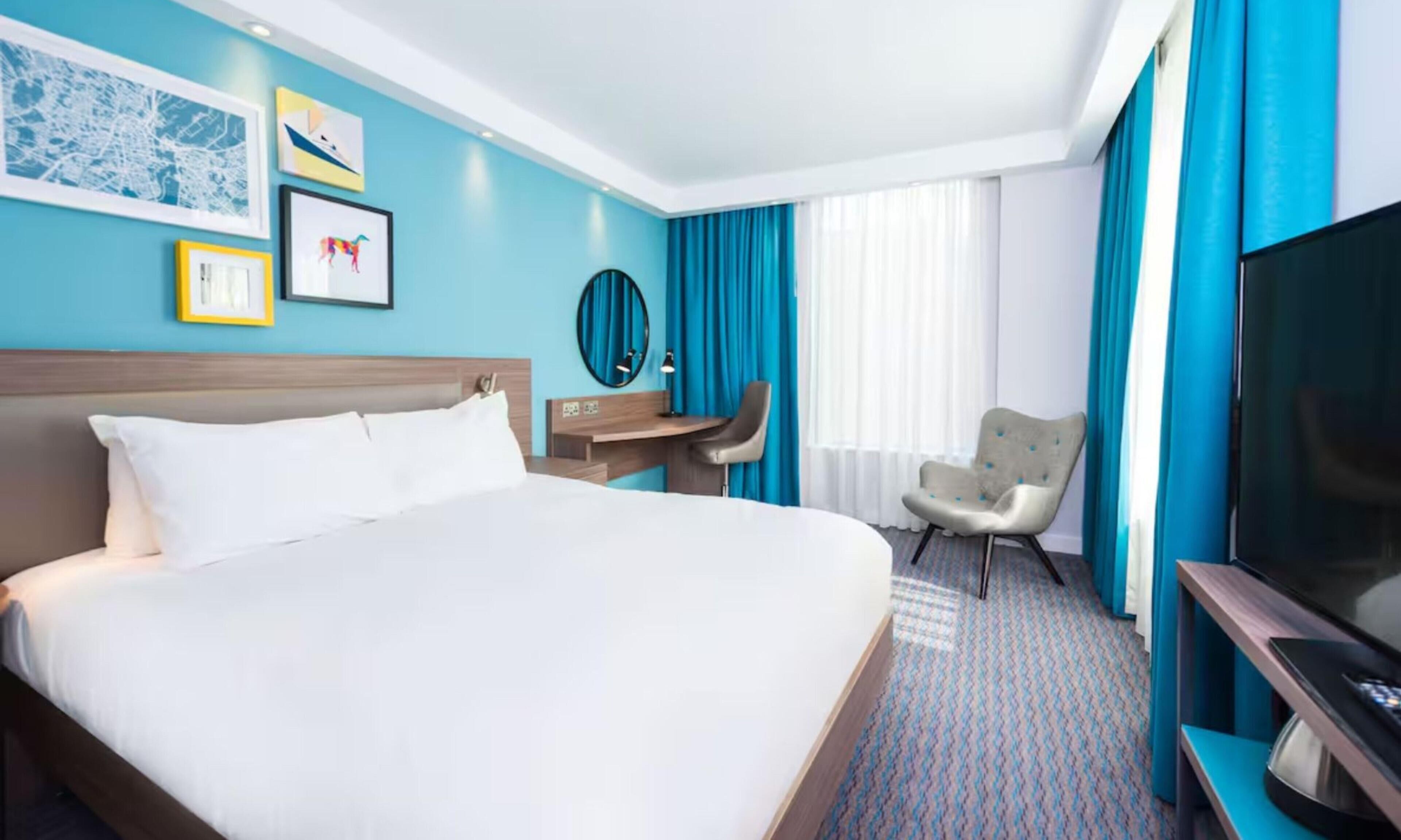 Room, 1 Queen Bed, Corner | In-room safe, desk, laptop workspace, blackout drapes