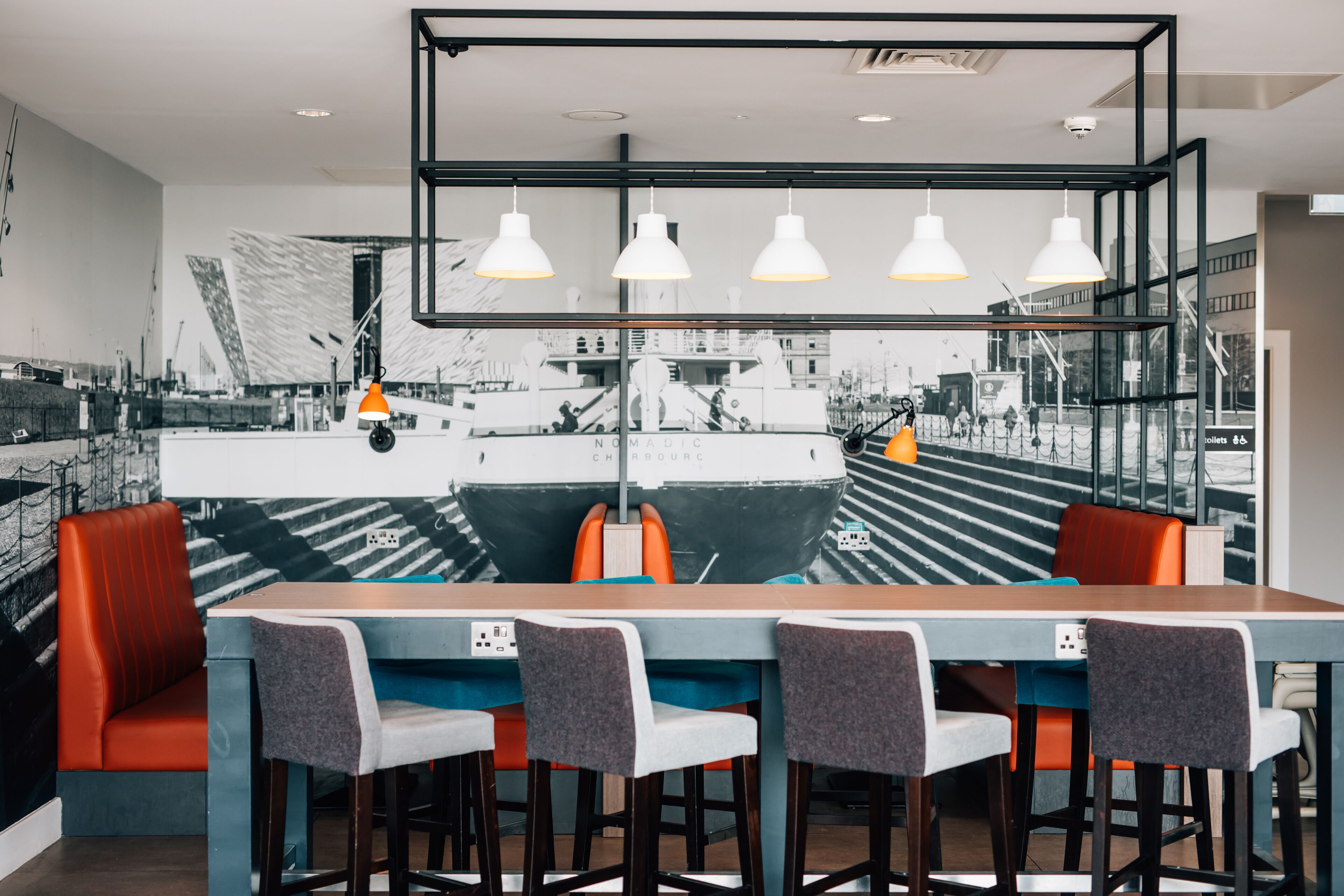 Serveert ontbijt, lunch en diner