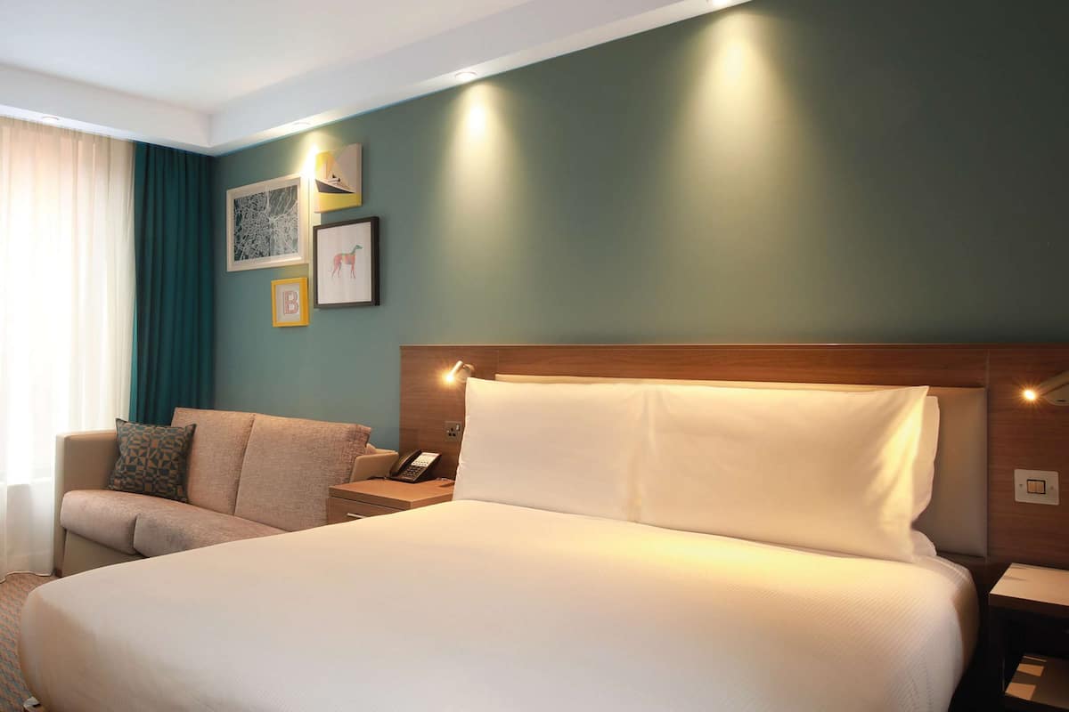room, 1 queen bed, non smoking | living area | flat-screen tv