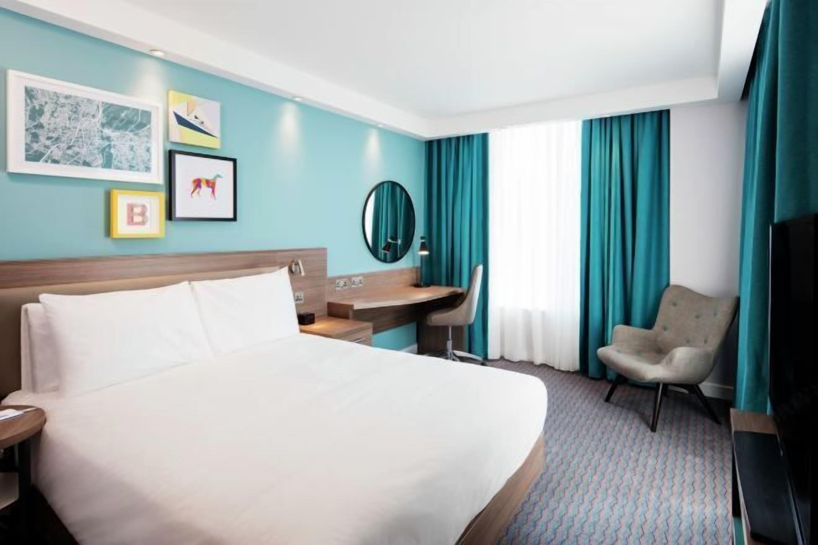 Caja de seguridad en la habitación y escritorio 