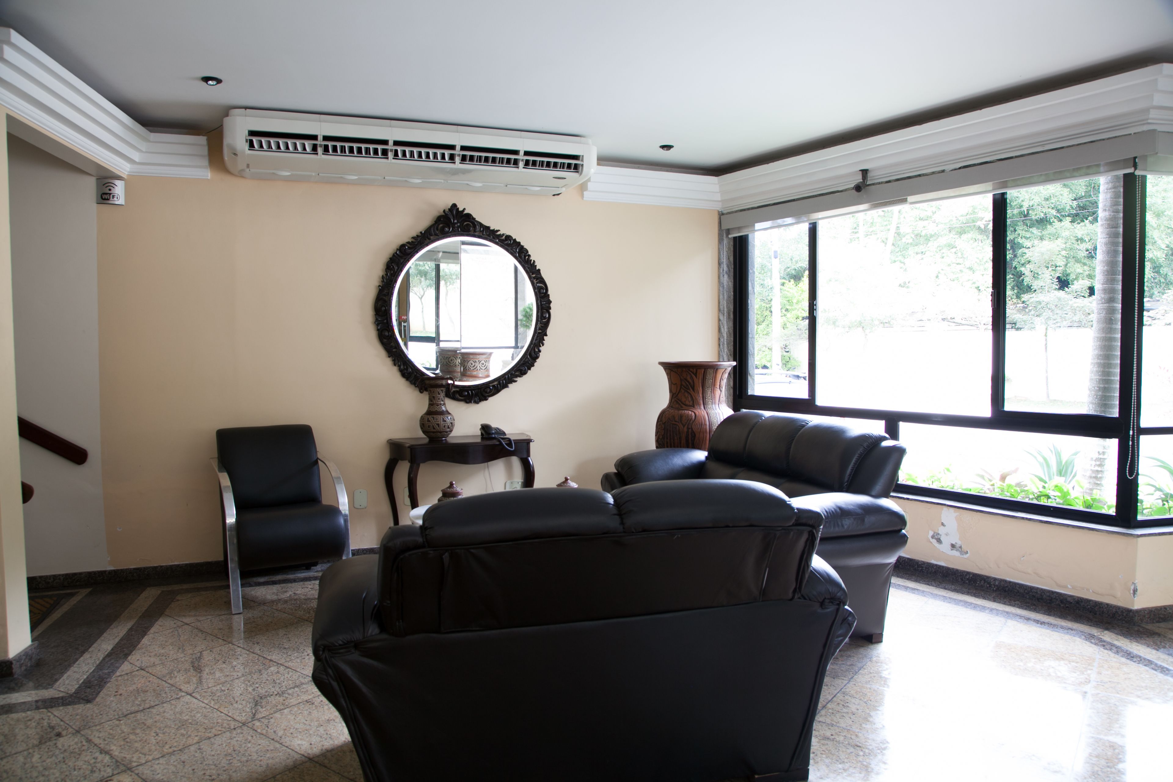 Área de estar no saguão