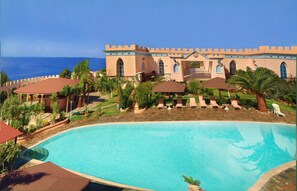 Seasonal outdoor pool, pool umbrellas, sun loungers - Villa Pappas (Preveza)