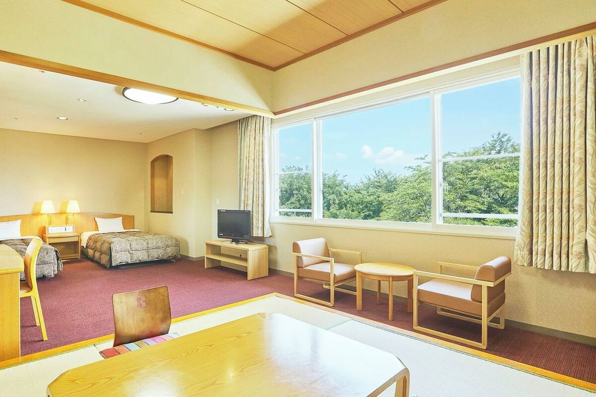 In-room safe, WiFi (free), bed sheets