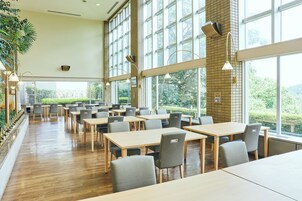 朝食、ランチ、ディナーに営業