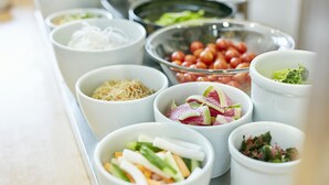 Diversos alimentos en recipientes sobre una mesa.