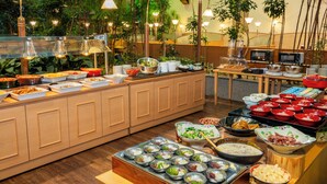 Ein Buffet mit verschiedenen Speisen und einem Holzkabinett.