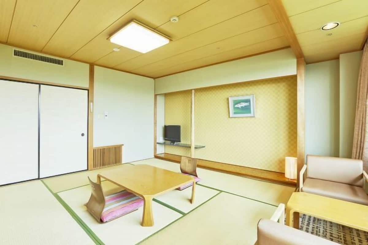 In-room safe, free WiFi, bed sheets