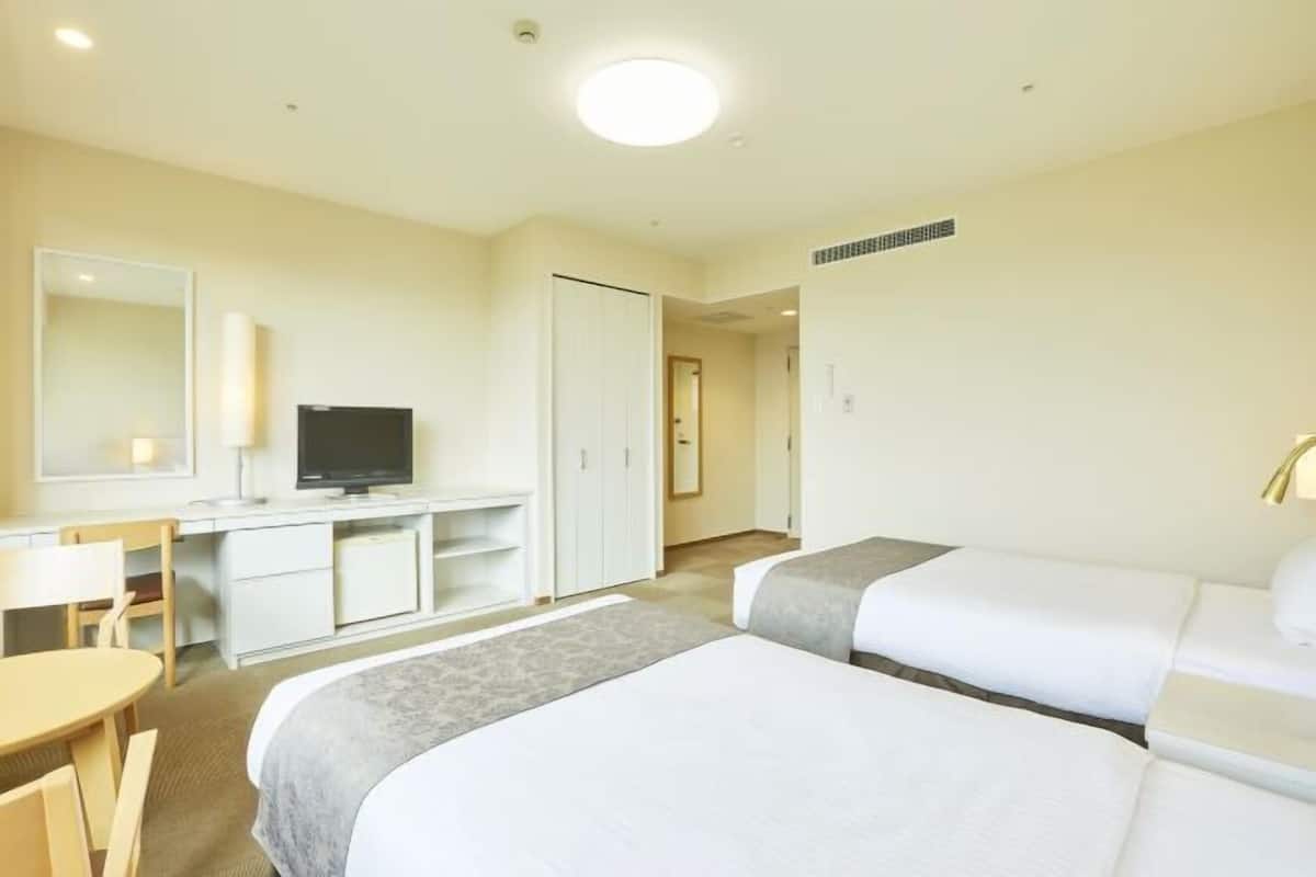 In-room safe, free WiFi, bed sheets