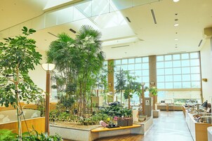 朝食、ランチ、ディナーに営業